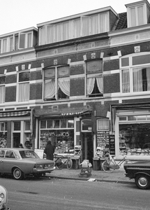 55742 Gezicht op de voorgevel van het pand Damstraat 32 (vishandel Vos, Eet vis van Vos ) te Utrecht.